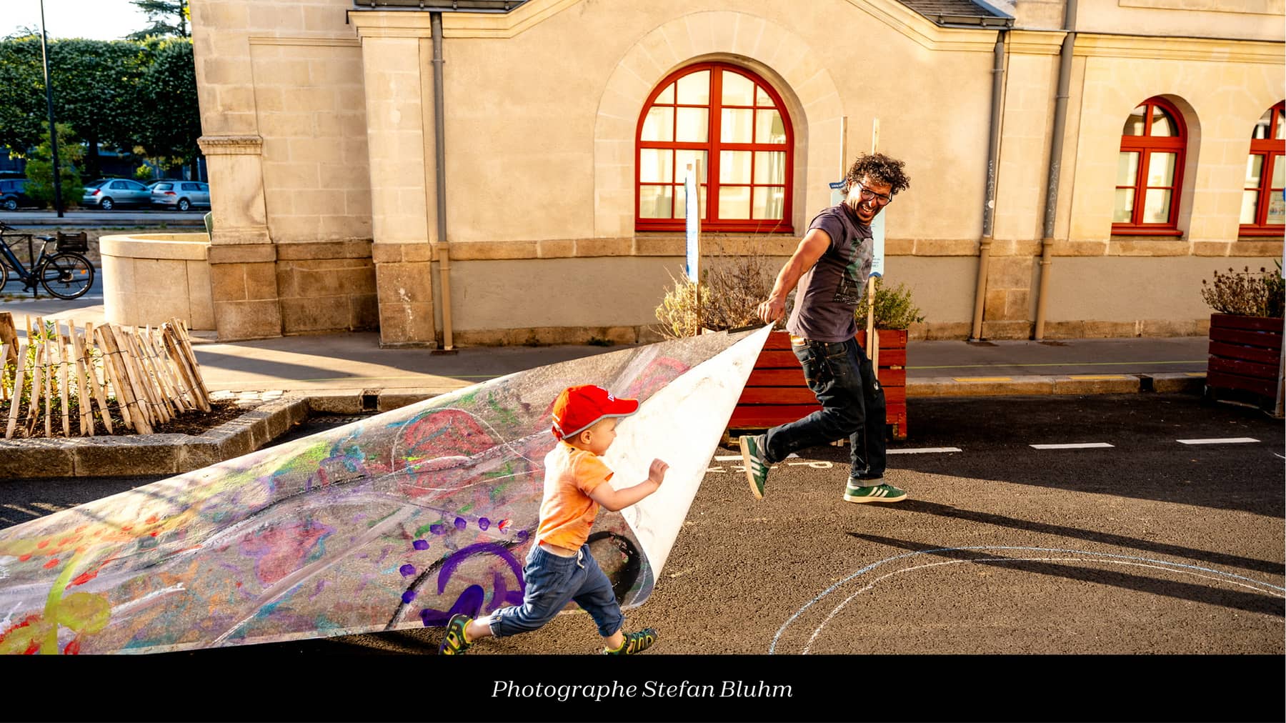 photo de Diego qui tire une bande de papier peint avec un enfant en courant