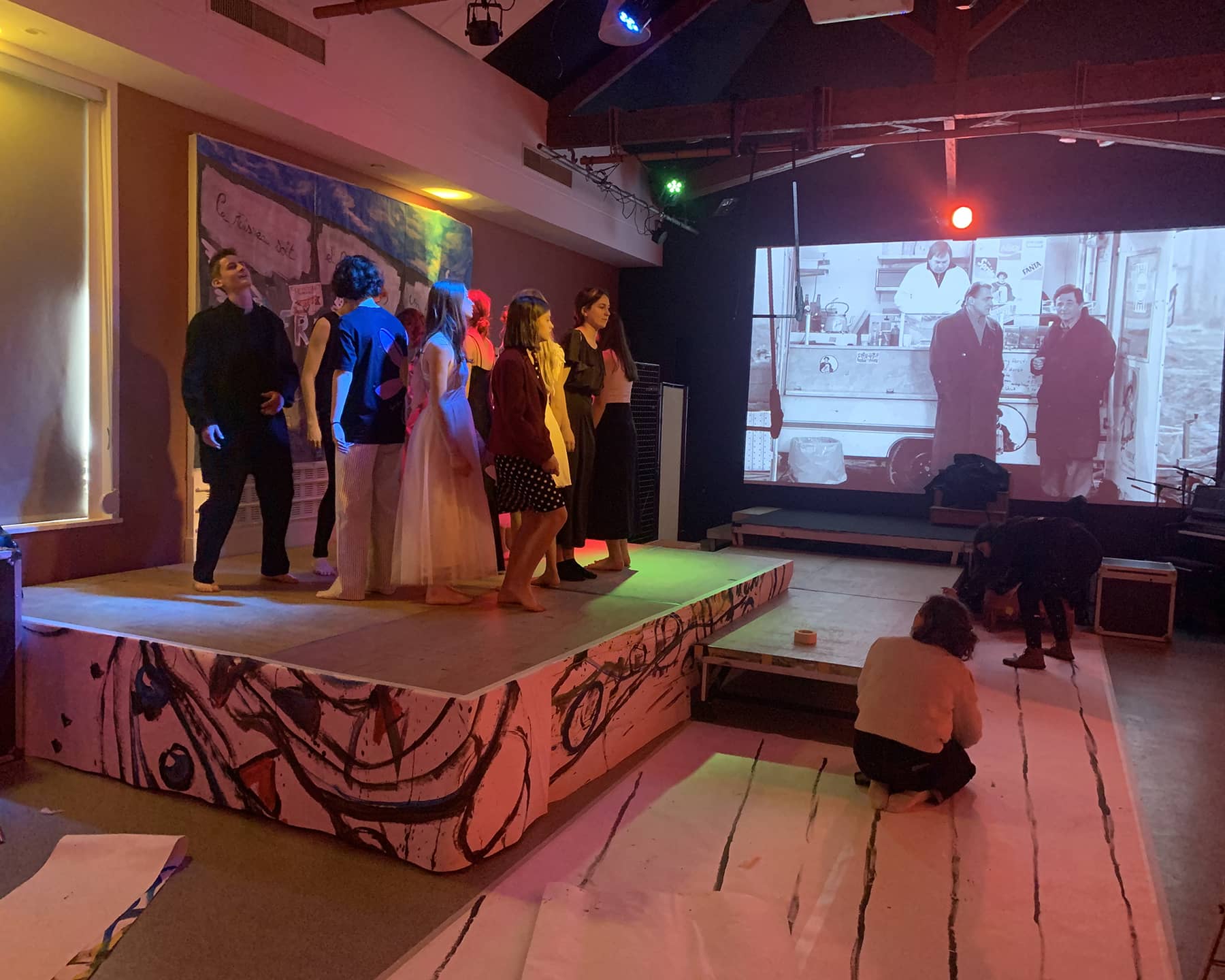 Atelier de théâtre participatif avec une dizaine de personnes sur scène qui performe