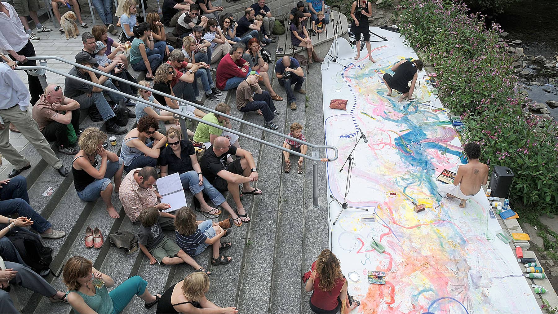 fresque participative dans la nature, devant une rivière