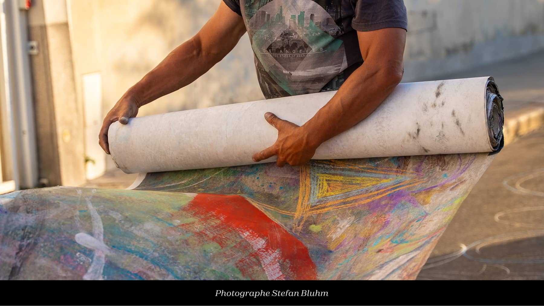 Diego déroule une grande fresque de papier